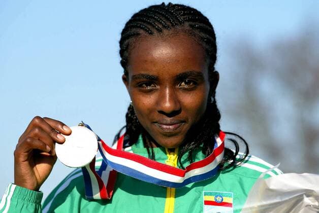Weltmeisterin Tirunesh Dibaba (Äthiopien) zeigt stolz ihre Goldmedaille Leichtathletik WM Damen Cross Country Weltmeisterschaft 2005, Lauf, Crosslauf, Crosscountry, Porträt pan8674, Querfeldein Saint Etienne Saint Galmier, St. Freude,  