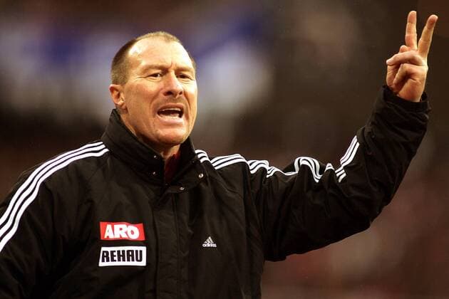 Trainer Wolfgang Wolf (Nürnberg) fordert zwei Minuten Nachspielzeit Fußball 1. BL Herren Saison 2004 2005, 1. FC Nürnberg Einzelbild Nürnberg