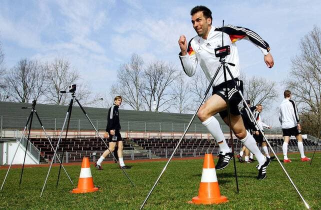 Markus Babbel (Deutschland) sprintet durch Lichtschranken hindurch Fußball Herren Nationalmannschaft 2005, Nationalteam, Vorbereitung, Training, Leistungstest, Einzelbild Frankfurt M. Dynamik,