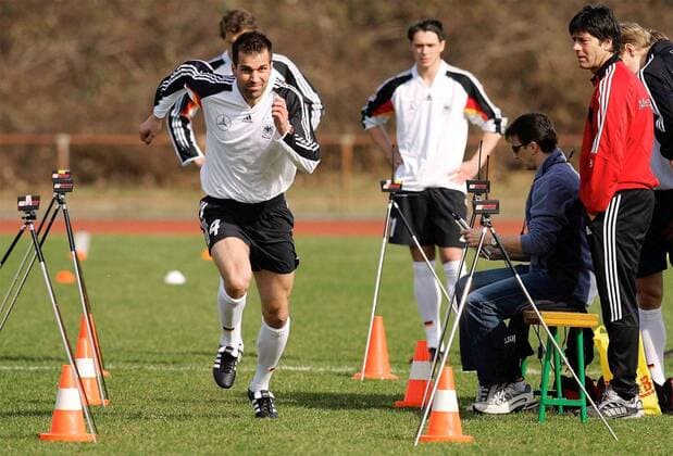 Markus Babbel sprintet durch Lichtschranken hindurch, skeptisch beobachtet von Co-Trainer Joachim Löw (re., beide Deutschland) Fußball Herren Nationalmannschaft 2005, Nationalteam, Vorbereitung, Training, Leistungstest, Gruppe Assistent, Assistenztrainer, Frankfurt M. Dynamik,