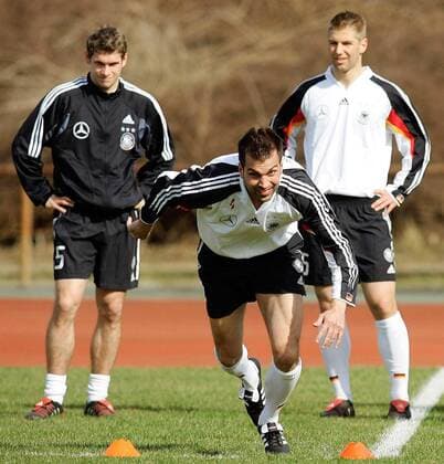 Markus Babbel (Mitte) wird bei seiner Geschwindigkeitsmessung belustigt von Thomas Hitzlsperger (re.) und Moritz Volz (alle Deutschland) beobachtet Fußball Herren Nationalmannschaft 2005, Nationalteam, Vorbereitung, Training, Leistungstest, Gruppe Frankfurt M. Dynamik,