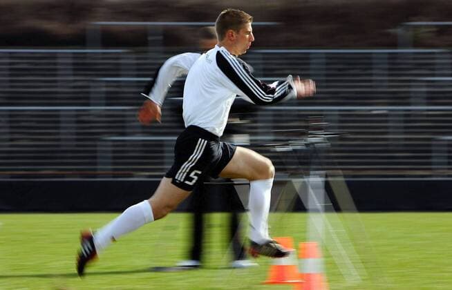 Thomas Hitzlsperger (Deutschland) sprintet zwischen den Lichtschranken hindurch Fußball Herren Nationalmannschaft 2005, Nationalteam, Vorbereitung, Training, Leistungstest, Mitzieher, Panshot, Einzelbild Wischer, verwischt, Wischeffekt, Frankfurt M. Dynamik,