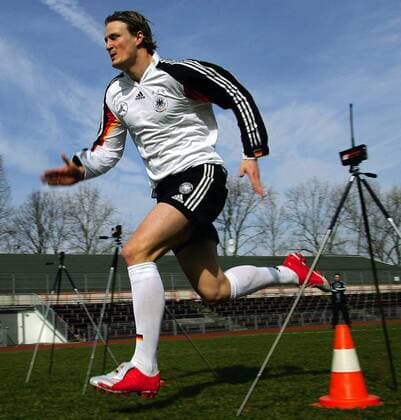 Robert Huth (Deutschland) sprintet zwischen den Lichtschranken hindurch Fußball Herren Nationalmannschaft 2005, Nationalteam, Vorbereitung, Training, Leistungstest, Einzelbild Frankfurt M. Dynamik,