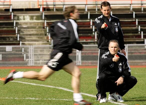 Craig Friedman (stehend) und AP-Chef Mark Verstegen (beide USA Agentur Athletes Performance) stoppen die Zeit bei den Sprintübungen Fußball Herren Nationalmannschaft 2005, Nationalteam, Vorbereitung, Training, Trainingsberatung, Sportwissenschaft, Gruppe Fitnesstrainer, Fitnesscoach, Trainer, Coach, Marc Frankfurt M. Dynamik,