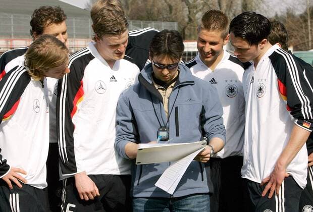 Die Spieler scharen sich um den Mediziner, um ihre Sprintergebnisse zu erfahren v.li.: Marco Engelhardt, Torwart Jens Lehmann, Robert Huth, Thomas Hitzlsperger, Christian Pander Fußball Herren Nationalmannschaft 2005, Nationalteam, Vorbereitung, Training, Leistungstest, Gruppe Frankfurt M.