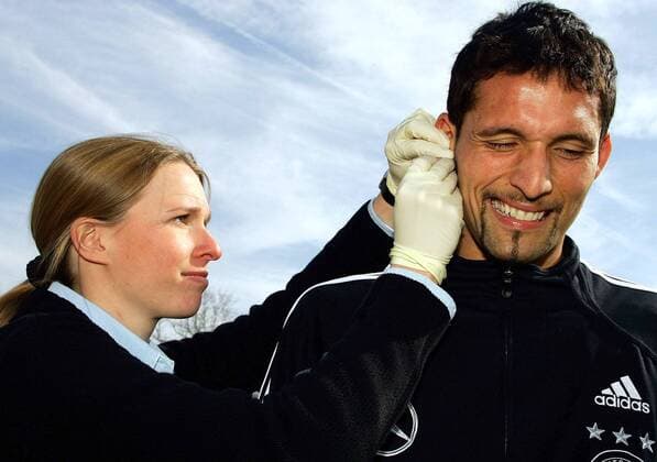 Kevin Kuranyi (Deutschland) wird Blut für den Laktattest abgenommen Fußball Herren Nationalmannschaft 2005, Nationalteam, Vorbereitung, Training, Leistungstest, Gruppe Frankfurt M.