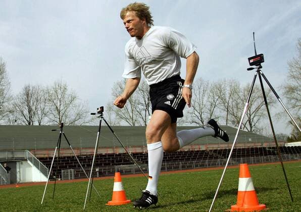 Torwart Oliver Kahn (Deutschland) sprintet zwischen den Lichtschranken hindurch Fußball Herren Nationalmannschaft 2005, Nationalteam, Vorbereitung, Training, Torhüter, Keeper, Einzelbild Froschperspektive, unten, Leistungstest, Frankfurt M. Dynamik,