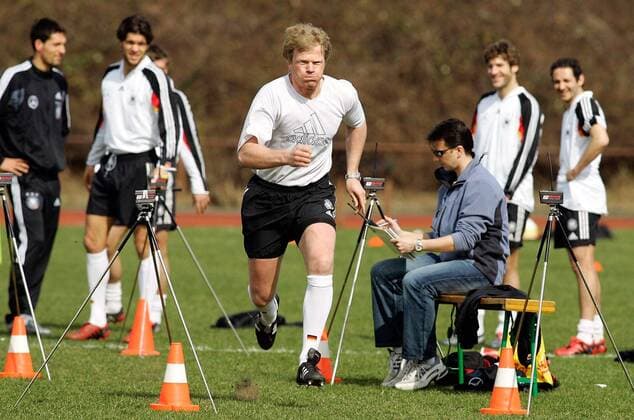 Torwart Oliver Kahn (Deutschland) sprintet zwischen den Lichtschranken hindurch, amüsiert beobachtet von seinen Mannschaftskollegen Fußball Herren Nationalmannschaft 2005, Nationalteam, Vorbereitung, Training, Torhüter, Keeper, Gruppe Leistungstest, Frankfurt M. Dynamik,