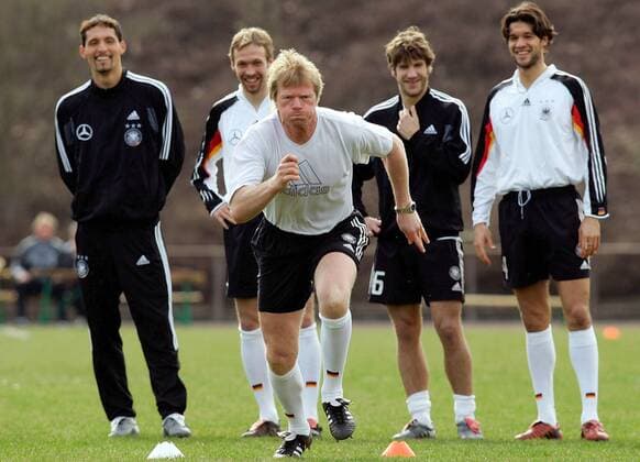 Torwart Oliver Kahn (Mitte) wird bei seiner Geschwindigkeitsmessung amüsiert von seinen Mannschaftskollegen beobachtet v.li.: Kevin Kuranyi, Andreas Hinkel, Torsten Frings, Michael Ballack Fußball Herren Nationalmannschaft 2005, Nationalteam, Vorbereitung, Training, Torhüter, Keeper, Gruppe Leistungstest, Frankfurt M. Dynamik, Freude,