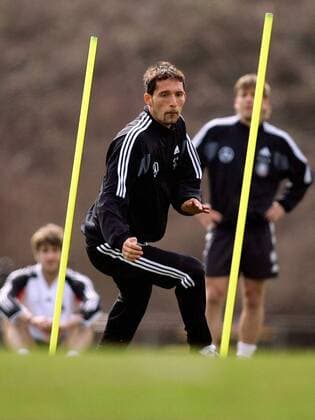 Kevin Kuranyi (Deutschland) beim Slalomlauf durch die Trainingsstangen Fußball Herren Nationalmannschaft 2005, Nationalteam, Vorbereitung, Training, Leistungstest, Einzelbild Slalomparcours, Frankfurt M. Dynamik,