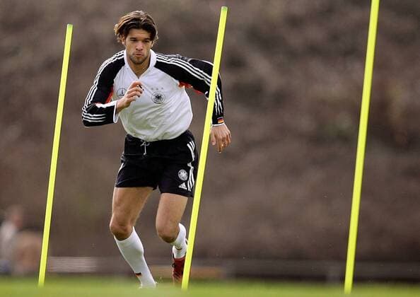 Michael Ballack (Deutschland) beim Slalomlauf durch die Trainingsstangen Fußball Herren Nationalmannschaft 2005, Nationalteam, Vorbereitung, Training, Leistungstest, Einzelbild Slalomparcours, Frankfurt M. Dynamik,