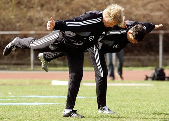 Torwart Oliver Kahn (li.) und Kevin Kuranyi (beide Deutschland) üben mit einer Standwaage ihre Koordination und Balance Fußball Herren Nationalmannschaft 2005, Nationalteam, Vorbereitung, Training, Leistungstest, Gruppe Frankfurt M.