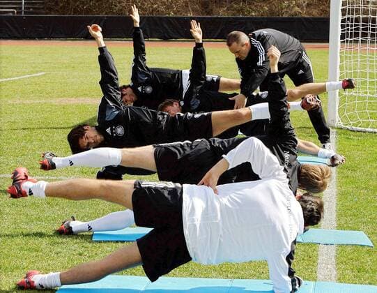 Der Trainingsberater Mark Verstegen (USA Agentur Athletes Performance, re.) überwacht die Übungen der deutschen Nationalmannschaft, u.a. mit Michael Ballack (li.), Torsten Frings (2.v.li.) und Bernd Schneider (3.v.li.) Fußball Herren Nationalmannschaft 2005, Nationalteam, Training, Vorbereitung, Vdig Gruppe Leistungstest, Frankfurt M.