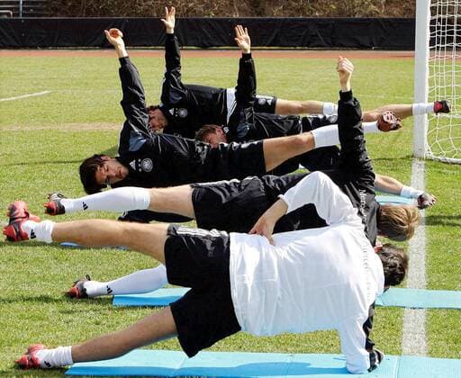 Die deutsche Nationalmannschaft während des Fitnesstestes, u.a. mit Michael Ballack (li.), Torsten Frings (2.v.li.) und Bernd Schneider (3.v.li.) Fußball Herren Nationalmannschaft 2005, Nationalteam, Training, Vorbereitung, Vdig Gruppe Leistungstest, Frankfurt M.