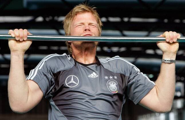Torwart Oliver Kahn (Deutschland) macht Klimmzüge Fußball Herren Nationalmannschaft 2005, Nationalteam, Vorbereitung, Training, Vdig Einzelbild Fitneßtest, Aufmacher Frankfurt M., Leistungstest, Fitnesstest Anstrengung,
