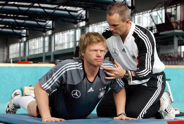 Die Beweglichkeit von Torwart Oliver Kahn (Deutschland, li.) wird durch AP Chef Mark Verstegen (USA Athletes Performance, re.) getestet Fußball Herren Nationalmannschaft 2005, Nationalteam, Vorbereitung, Training, Vdig Gruppe Fitneßtest Frankfurt M., Leistungstest, Fitnesstest