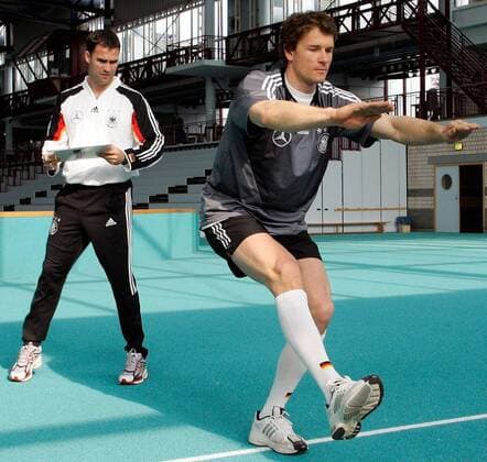 Die Beweglichkeit von Torwart Jens Lehmann (Deutschland, re.) wird von Trainingsberater Craig Friedman (USA Athletes Performance) getestet Fußball Herren Nationalmannschaft 2005, Nationalteam, Vorbereitung, Training, Vdig, Fitneßtest Gruppe Koordination, einbeinig, Kniebeuge, Kniebeugen Frankfurt M., Leistungstest, Fitnesstest
