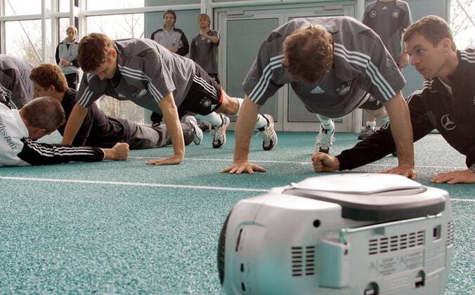 Arne Friedrich (li.) und Torwart Jens Lehmann (beide Deutschland) machen zu musikalischer Begleitung Liegestütze Fußball Herren Nationalmannschaft 2005, Nationalteam, Vorbereitung, Training, Vdig Gruppe Fitneßtest Frankfurt M., Leistungstest, Fitnesstest