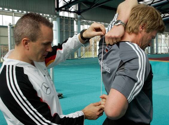 AP Chef Mark Verstegen (USA Athletes Performance, li.) misst die Beweglichkeit von Torwart Oliver Kahn (Deutschland) Fußball Herren Nationalmannschaft 2005, Nationalteam, Training, Vorbereitung, Marc, messen, Messung, abmessen, Vdig Gruppe Fitnesstrainer, Fitneßcoach, Fitnesscoach Frankfurt M., Leistungstest, Trainingsberater