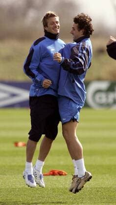 Brust an Brust - David Beckham (li.) und Owen Hargreaves (beide England) mit erkennbar viel Spaß beim Training - EDITORIAL USE ONLY. No use with unauthorised audio, video, data, fixture lists, club league logos or live services. Online in-match use limited to 120 images, no video emulation. No use in betting, games or single club league player publications. Fußball Herren Nationalmannschaft 2005, Nationalteam, Training, Vorbereitung Gruppe Manchester Freude