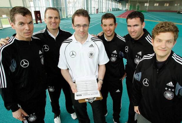 Geballte Fitneßkompetenz für Deutschland v.li.: Fitneßtrainer Oliver Schmidtlein (Deutschland), AP Chef Mark Verstegen (USA Athletes Performance), Internist Tim Meyer (Deutschland), Trainingsberater Craig Friedman und Shad Forsythe (beide USA ... Fußball Herren Nationalmannschaft 2005, Nationalteam, Training, Vorbereitung, Leistungsdiagnostik, Fitneßcoach, Gruppe Fitneß, Fitness, Fitneßtraining, Fitnesstraining Frankfurt M., Leistungstest, Vdig