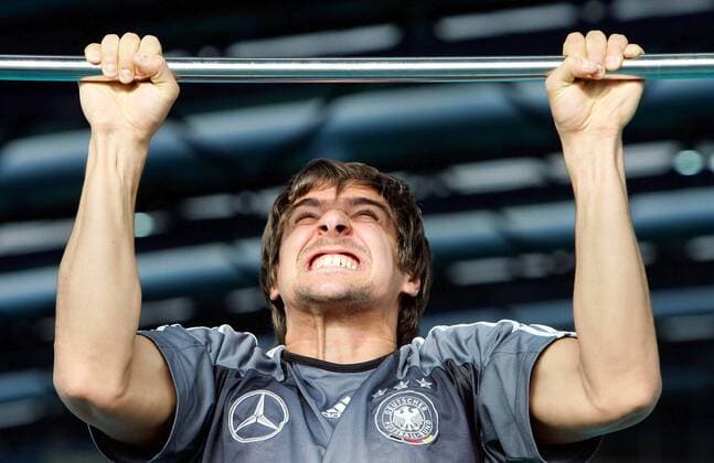 Sebastian Deisler (Deutschland) - Klimmziehen Fußball Herren Nationalmannschaft 2005, Nationalteam, Training, Vorbereitung, Vdig Einzelbild Fitneß, Fitness, Fitneßtraining, Fitnesstraining Frankfurt M., Leistungstest Kraft, Anstrengung,