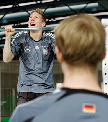 Bastian Schweinsteiger (Deutschland) - Klimmziehen Fußball Herren Nationalmannschaft 2005, Nationalteam, Training, Vorbereitung, Vdig Einzelbild Fitneß, Fitness, Fitneßtraining, Fitnesstraining Frankfurt M., Leistungstest Kraft, Anstrengung,