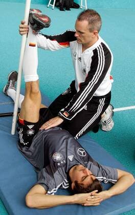 Trainingsberater Mark Verstegen (USA Athletes Performance) testet die Beweglichkeit von Sebastian Deisler (Deutschland) Fußball Herren Nationalmannschaft 2005, Nationalteam, Training, Vorbereitung, Trainingswissenschaft, Vdig Gruppe Fitneß, Fitness, Fitneßtraining, Fitnesstraining Frankfurt M., Fitneßcoach, Fitnesscoach