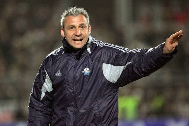 Trainer Pavel Dotchev (Paderborn) gibt Anweisungen Fußball Herren Regionalliga Nord 2004 2005, 3. Liga, SC Paderborn 07, Einzelbild Hamburg