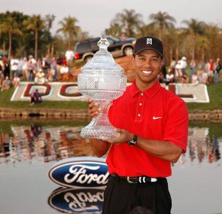 Sieger Eldrick Tiger Woods (USA) präsentiert den Pokal der Ford Championship 2005 - (Icon7960780) Golf Herren Ford Championship 2005, Golfen, PGA Tour, Einzelbild Doral Miami Freude, EDITORIAL USE ONLY