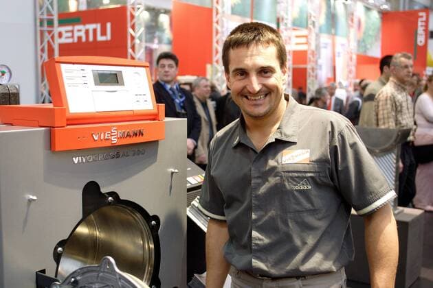 Georg Hackl (Deutschland) anlässlich seines Viessmann Sponsorentermins auf der ISH in Frankfurt M. Rennrodeln Herren Rodeln 2005, Rennschlitten, Rennschlittensport, ISH, Messe, Sponsorentermin Einzelbild Frankfurt M. Freude,