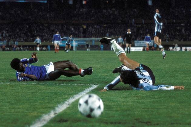 Leopoldo Luque (Argentinien, re.) und Marius Tresor (Frankreich) am Boden Fußball WM Herren Weltmeisterschaft 1978, Länderspiel, Nationalmannschaft, Nationalteam, Nationaltrikot, Gruppenspiel Gruppe Buenos Aires Kampf,