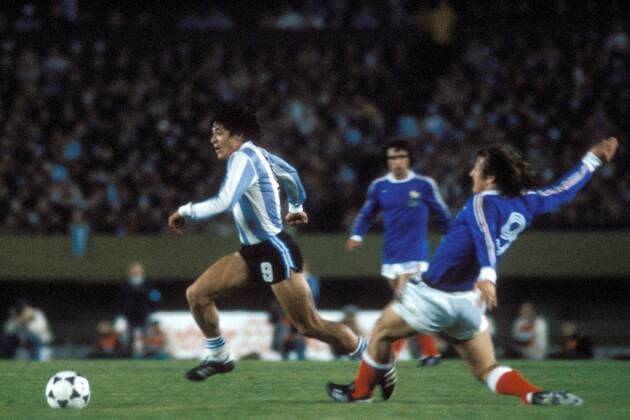 Rene Houseman (Argentinien, li.) kann von Dominique Bathenay (Frankreich) nicht gestoppt werden Fußball WM Herren Weltmeisterschaft 1978, Länderspiel, Nationalmannschaft, Nationalteam, Nationaltrikot, Gruppenspiel Gruppe Buenos Aires Dynamik,