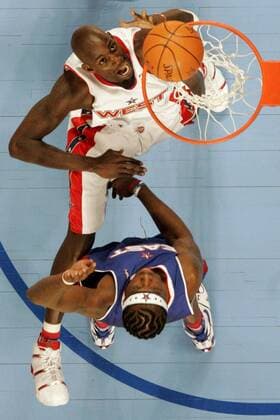 Kevin Garnett (Western Conference, li.) gegen Jermaine O Neal (Eastern Conference) - (icon9361745) Basketball Herren NBA All Star Day 2005, Allstar Game, Weekend, Allstars, Allstarteam, Gruppe Denver Dynamik EDITORIAL USE ONLY