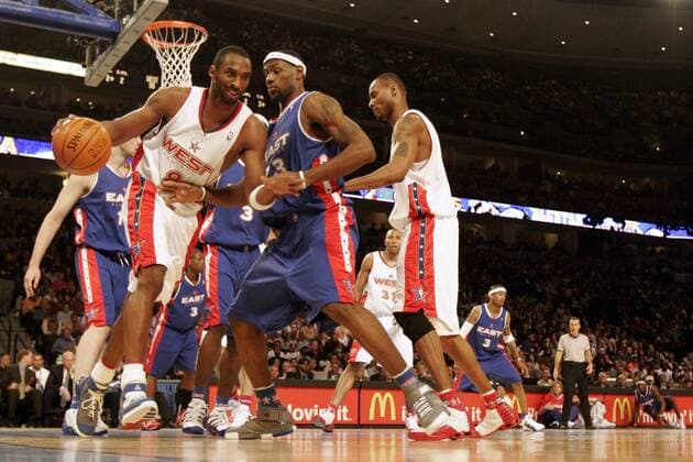 LeBron James (Eastern Conference, Mitte) gegen Kobe Bryant (li.) und Rashard Lewis (beide Western Conference) - (icon9361748) Basketball Herren NBA All Star Day 2005, Allstar Game, Weekend, Allstars, Allstarteam, Gruppe Denver EDITORIAL USE ONLY
