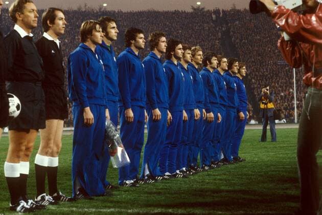 Mannschaftsfoto DDR, v.li.: Schiedsrichter Ian M.D. Foote (Schottland), x, Hans Jürgen Dörner, Torwart Jürgen Croy, Hartmut Schade, Gerd Weber, Reinhard Häfner, Konrad Weise, Gerd Kische, Wolfram Löwe, Lutz Lindemann, Peter Kotte und Martin Hoffmann Fußball Länderspiel Herren Weltmeisterschaftsqualifikation 1977, Länderspiel, Nationalmannschaft, Nationalteam Totale Leipzig