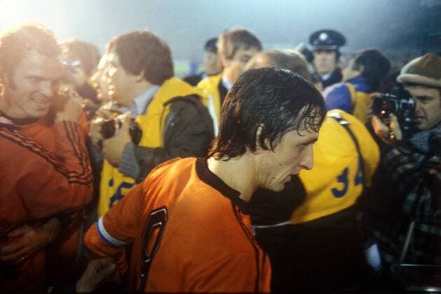 Johan Cruyff (Mitte) und Rene van de Kerkhof (beide Niederlande) gehen zufrieden vom Platz Fußball Länderspiel Herren Weltmeisterschaftsqualifikation 1977, Länderspiel, Nationalmannschaft, Nationalteam, Nationaltrikot Gruppe Amsterdam
