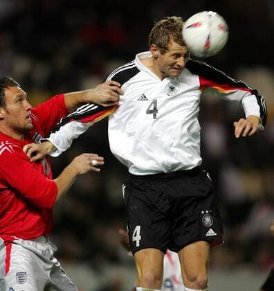 Lukas Sinkiewicz (re., Deutschland U21) gegen Dean Ashton (England U21) -  Fußball Länderspiel Herren U 21 Europameisterschaftsqualifikation 2005, Qualifikation, Länderspiel, Vdig Gruppe Hull Dynamik,