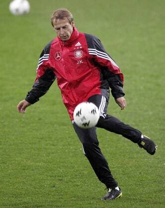 Bundestrainer Jürgen Klinsmann (Deutschland) ballsicher Fußball Herren Nationalmannschaft 2005, Nationalteam, Training, Vorbereitung, Einzelbild Celje