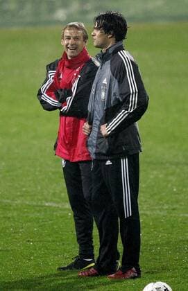 Michael Ballack (re.) und Bundestrainer Jürgen Klinsmann (beide Deutschland) amüsieren sich Fußball Herren Nationalmannschaft 2005, Nationalteam, Training, Vorbereitung, Gruppe Celje