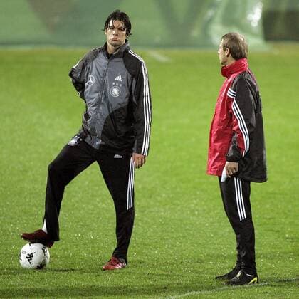 Michael Ballack (li.) im Gespräch mit Bundestrainer Jürgen Klinsmann (beide Deutschland) Fußball Herren Nationalmannschaft 2005, Nationalteam, Training, Vorbereitung, Gruppe Celje