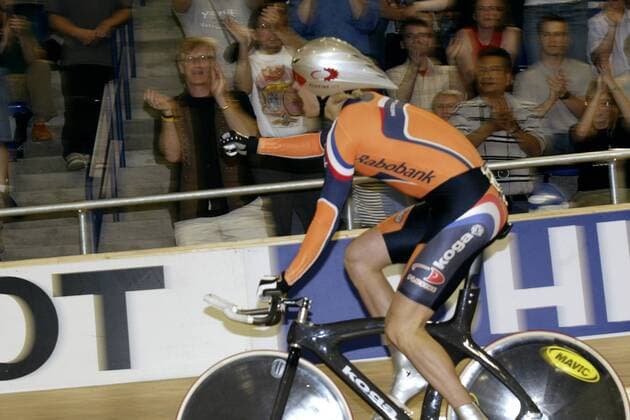 Weltmeister Theo Bos (Niederlande Rabobank) jubelt mit den Fans - (Icon4350049) Radsport WM Herren UCI Bahnrad Weltmeisterschaft 2005, Bahnradsport, Rad, Bahn, Einzelbild Los Angeles, L.A., LA, L A Freude, EDITORIAL USE ONLY