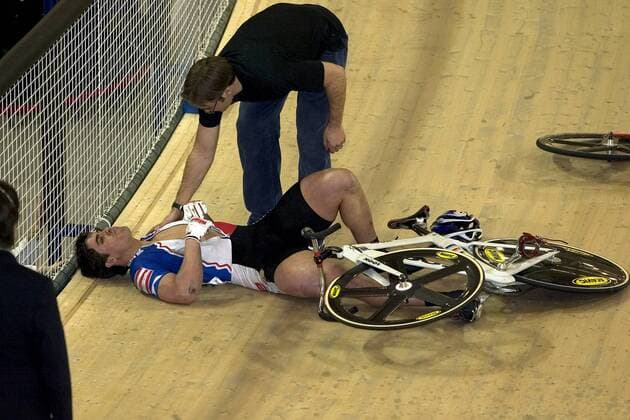 Michael Rodriguez (Puerto Rico) muß nach einem Sturz behandelt werden - (Icon4350038) Radsport WM Herren UCI Bahnrad Weltmeisterschaft 2005, Bahnradsport, Bahn, Rad Gruppe Los Angeles, L.A., LA, L A EDITORIAL USE ONLY