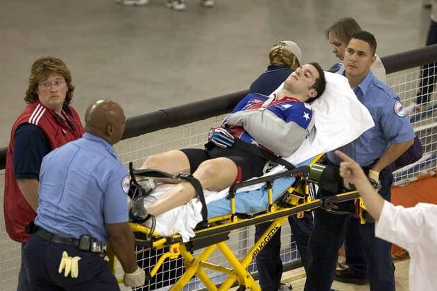 Christian Stahl (USA) wird nach einem Sturz mit einer Trage abtransportiert - (Icon4350041) Radsport WM Herren UCI Bahnrad Weltmeisterschaft 2005, Bahnradsport, Bahn, Rad Gruppe Los Angeles, L.A., LA, L A EDITORIAL USE ONLY