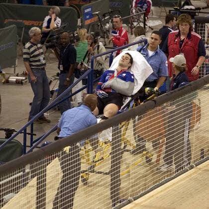 Christian Stahl (USA) wird nach einem Sturz mit einer Trage abtransportiert - (Icon4350046) Radsport WM Herren UCI Bahnrad Weltmeisterschaft 2005, Bahnradsport, Bahn, Rad Gruppe Los Angeles, L.A., LA, L A EDITORIAL USE ONLY