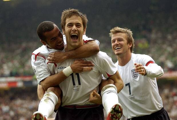 Torjubel England v.li.: Ashley Cole, Joe Cole und David Beckham -  Fußball Länderspiel Herren Weltmeisterschaftsqualifikation 2005, Qualifikation, Länderspiel, Nationalmannschaft, Nationalteam Gruppe Manchester Freude, Begeisterung,