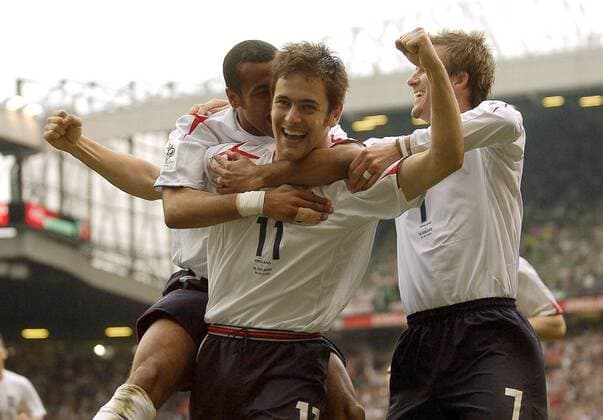 Torschütze Joe Cole (Mitte), Ashley Cole (li.) und David Beckham (alle England) bejubeln das 1:0 -  Fußball Länderspiel Herren Weltmeisterschaftsqualifikation 2005, Qualifikation, Länderspiel, Nationalmannschaft, Nationalteam Gruppe Manchester Freude,