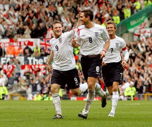Torjubel England v.li.: Wayne Rooney, Frank Lampard und David Beckham -  Fußball Länderspiel Herren Weltmeisterschaftsqualifikation 2005, Qualifikation, Länderspiel, Nationalmannschaft, Nationalteam Gruppe Manchester Freude,