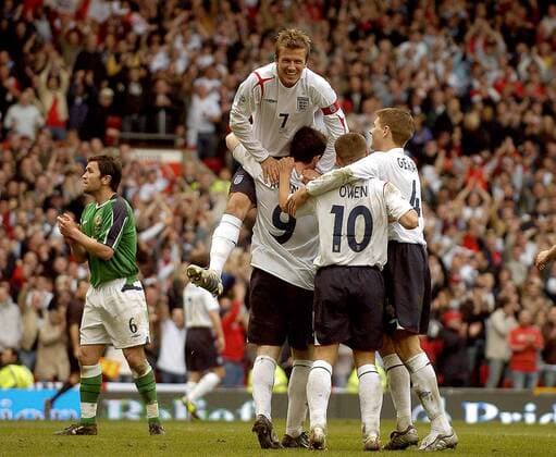 Torjubel England v.li.: David Beckham, Wayne Rooney, Michael Owen und Steven Gerrard, Damien Johnson (Nordirland) wirkt etwas ratlos -  Fußball Länderspiel Herren Weltmeisterschaftsqualifikation 2005, Qualifikation, Länderspiel, Nationalmannschaft, Nationalteam Gruppe Manchester Freude,