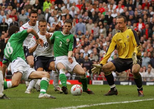 Torwart Mike Taylor und Chris Baird (2.v.re., beide Nordirland) versuchen vor Michael Owen (2.v.li.) und Frank Lampard (beide England) zu klären -  Fußball Länderspiel Herren Weltmeisterschaftsqualifikation 2005, Qualifikation, Länderspiel, Nationalmannschaft, Nationalteam Gruppe Manchester Dynamik,